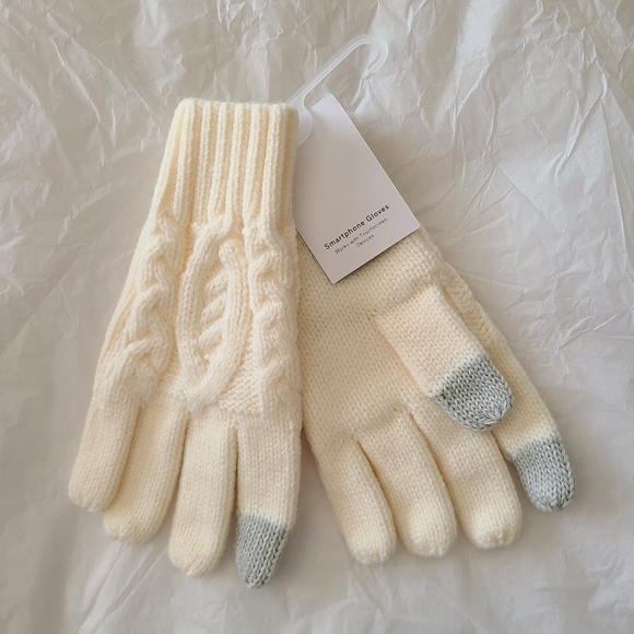 👀50% OFF - NWT‼️ Girl's GAP brand Tech Cable Knit Mittens - Picture 8 of 13